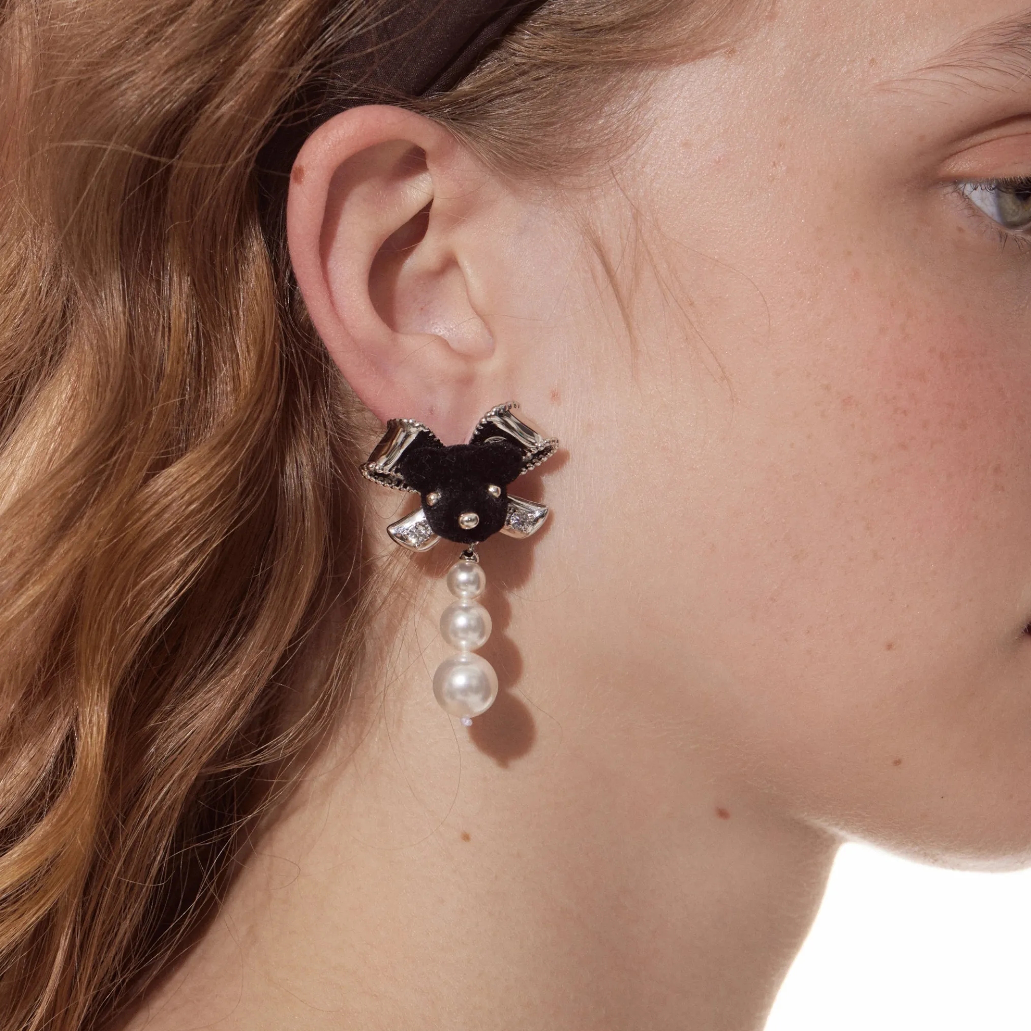 Paradise / Bear Head Bow Pearl Earrings