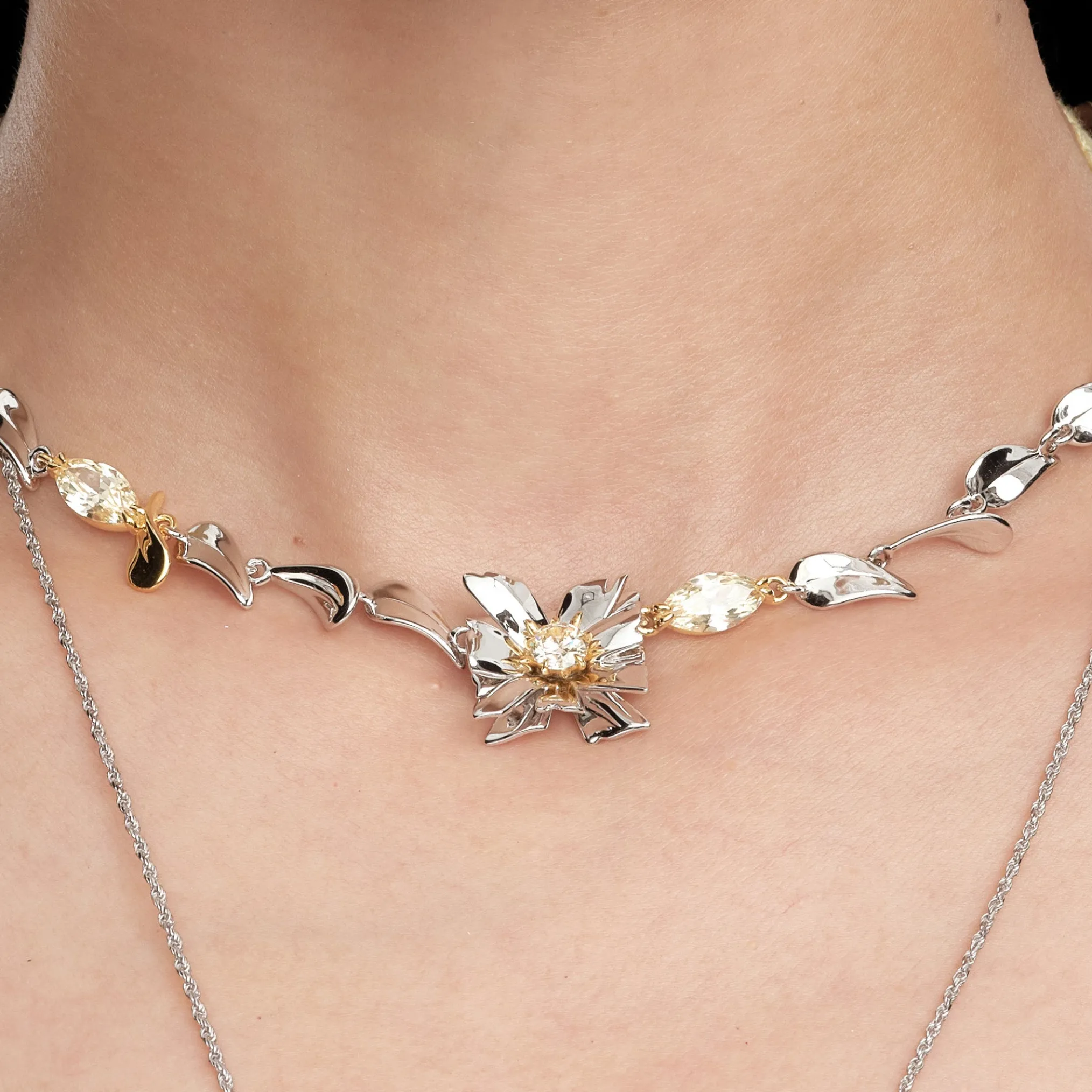 Ripple / Large Square Flower Leaf Chocker