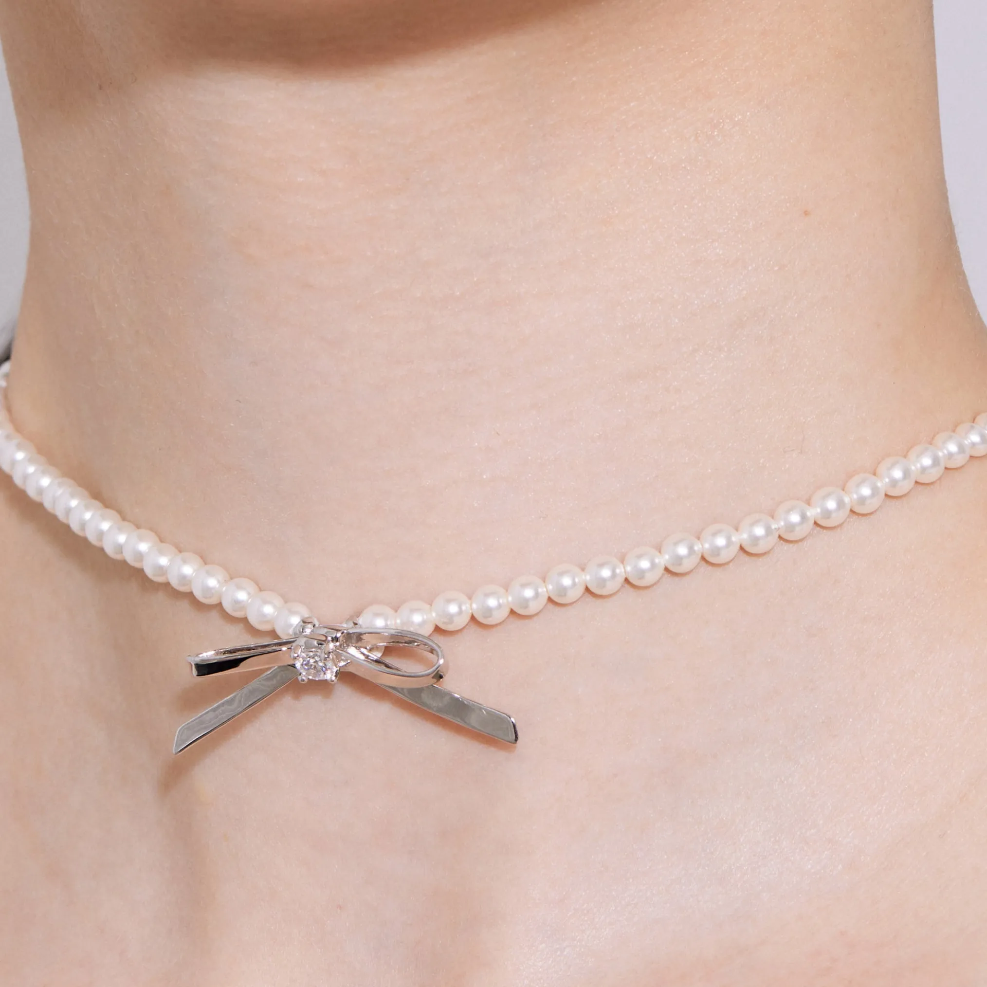 Ripple / Metal Bowknot Pearl Necklace