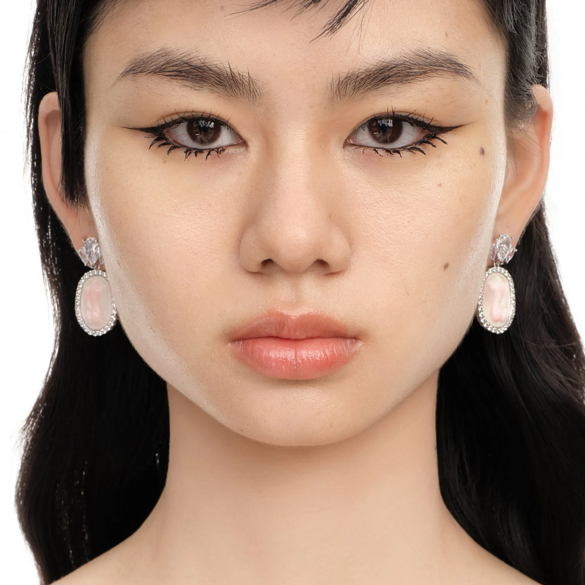 YVMIN X SHUSHUTONG / Shell Sculpture Back Gemstone Earrings