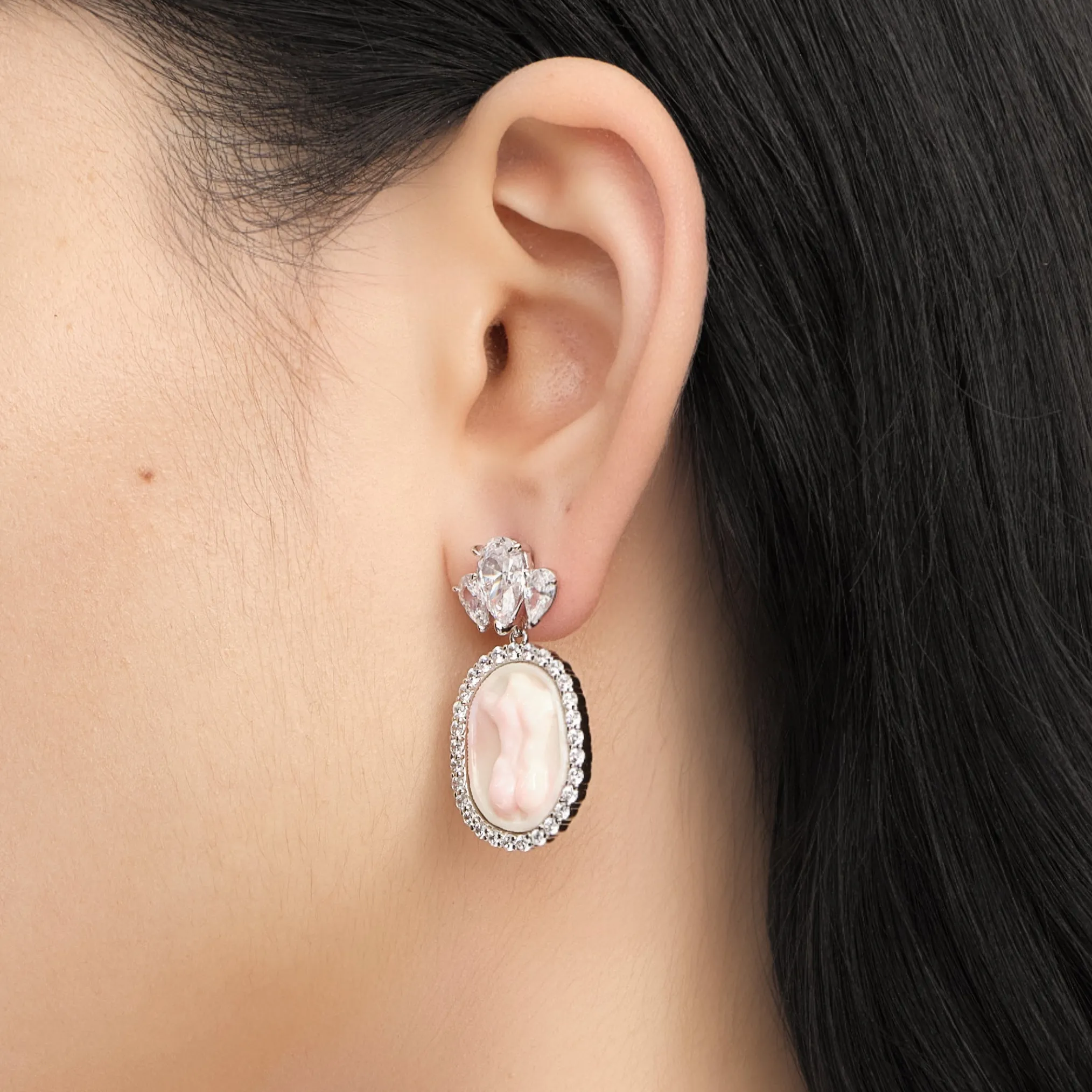 YVMIN X SHUSHUTONG / Shell Sculpture Back Gemstone Earrings