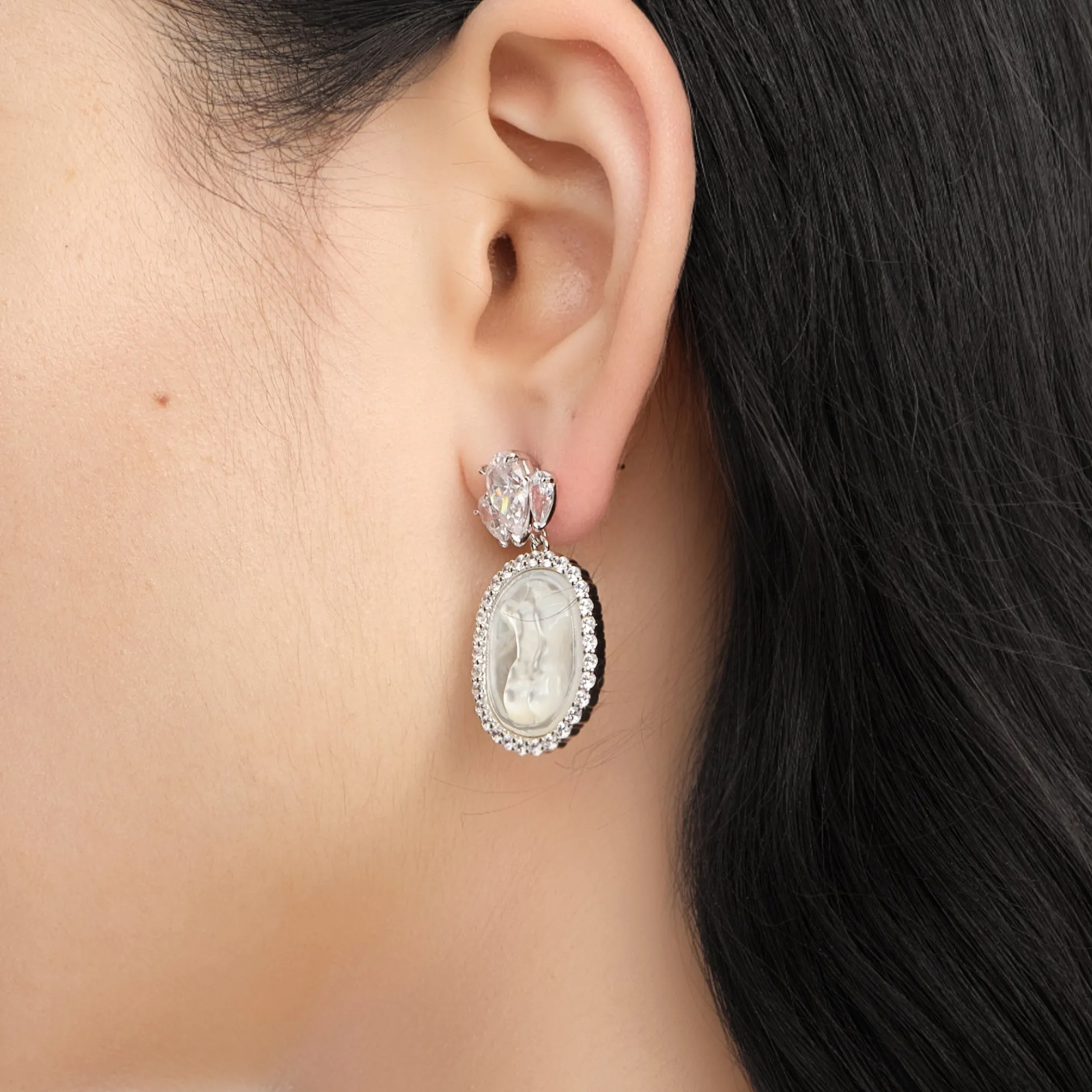 YVMIN X SHUSHUTONG / Shell Sculpture Back Gemstone Earrings