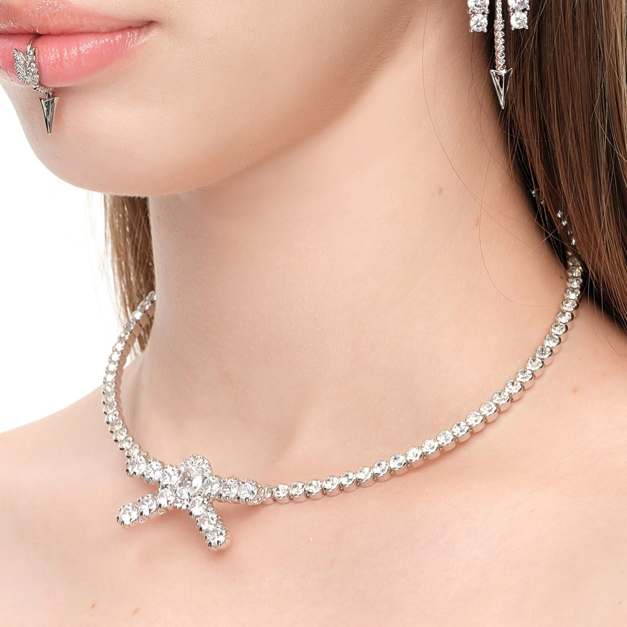 YVMIN X SHUSHUTONG / Gemstone Pave Bow Chocker