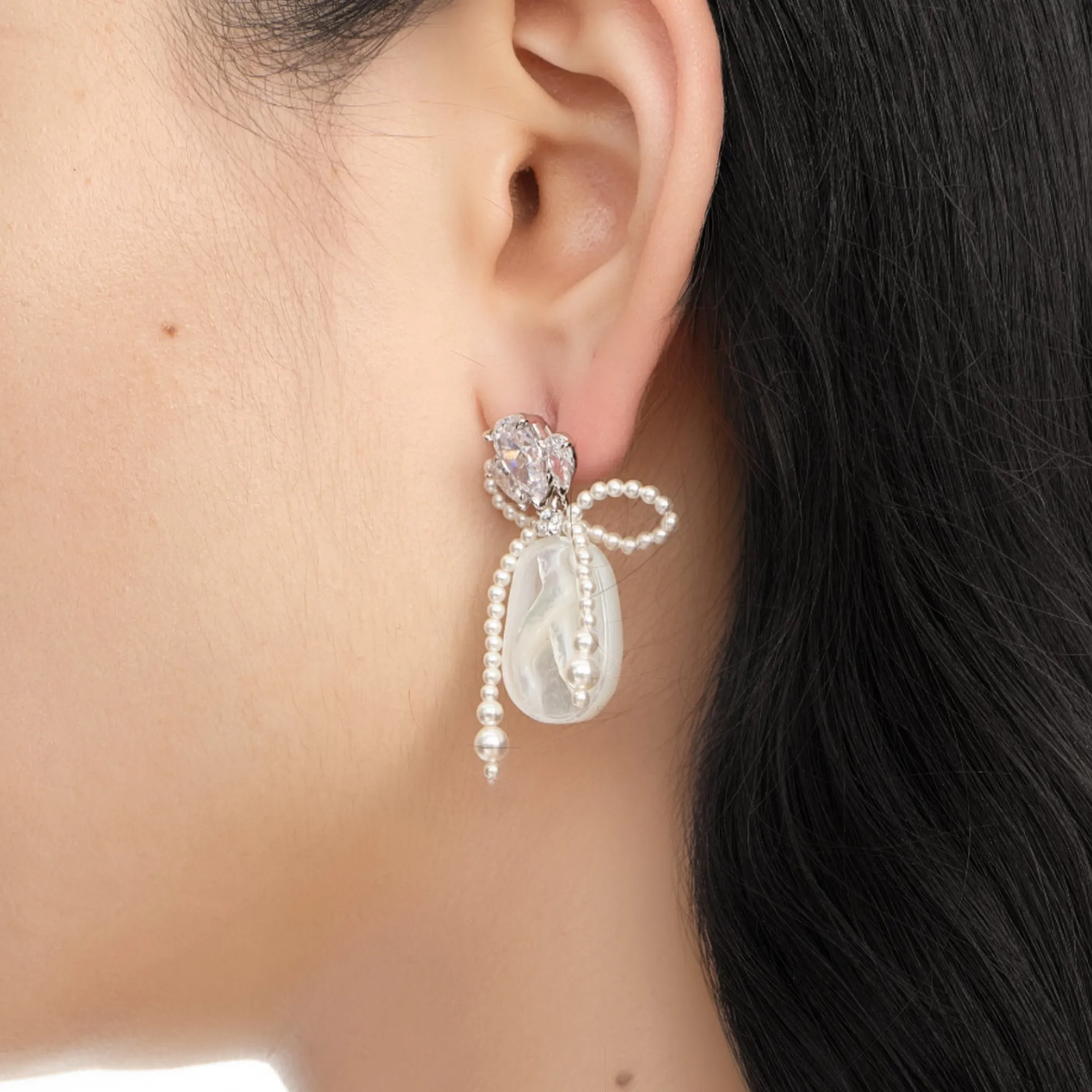 YVMIN X SHUSHUTONG / Pearl Bow Shell Earrings